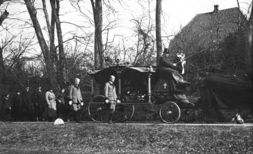 Rustvognen og f�lge p� ved ned mod Slotskirken