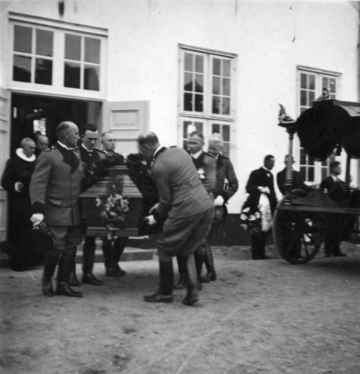 Kisten b�res ud af Slotskirken